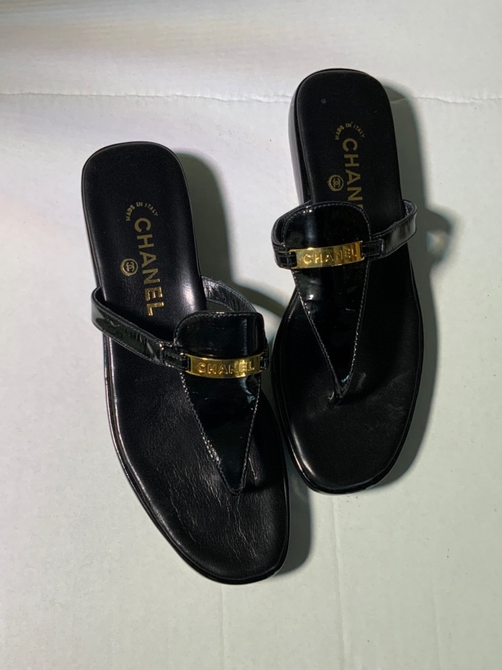 CHANEL LOGO VINTAGE PATENT THONG SANDAL